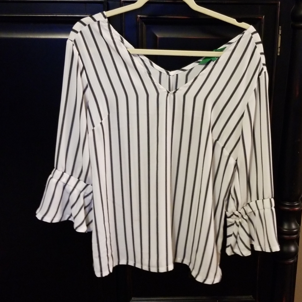 V front and back top B&W NWOT